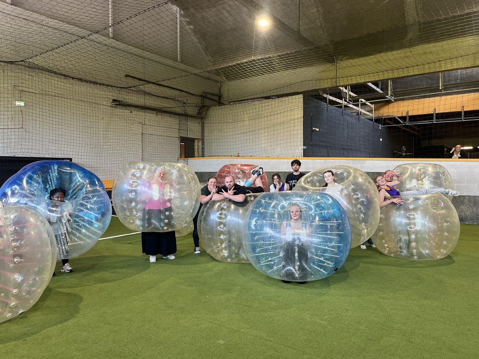 Bulles taille enfant et adulte réunies sur le terrain